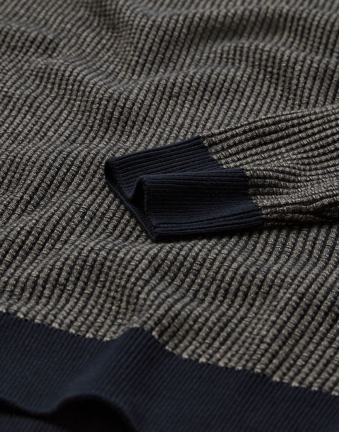 Mens round neck modern fit