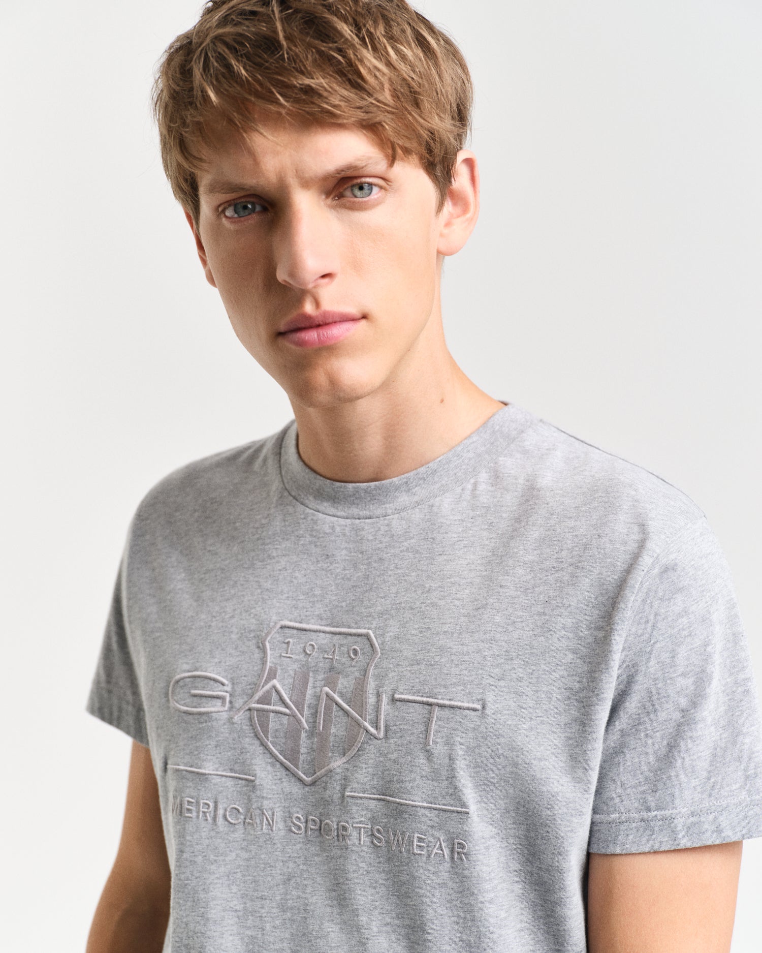 GANT REG TONAL SHIELD KORTÆRMET T-SHIRT